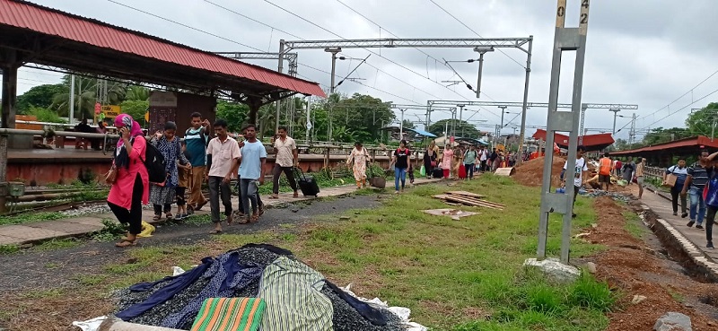विशेष गाड्यांमुळे कोलमडलेल्या वेळापत्रकाचा गणेशभक्तांना त्रास