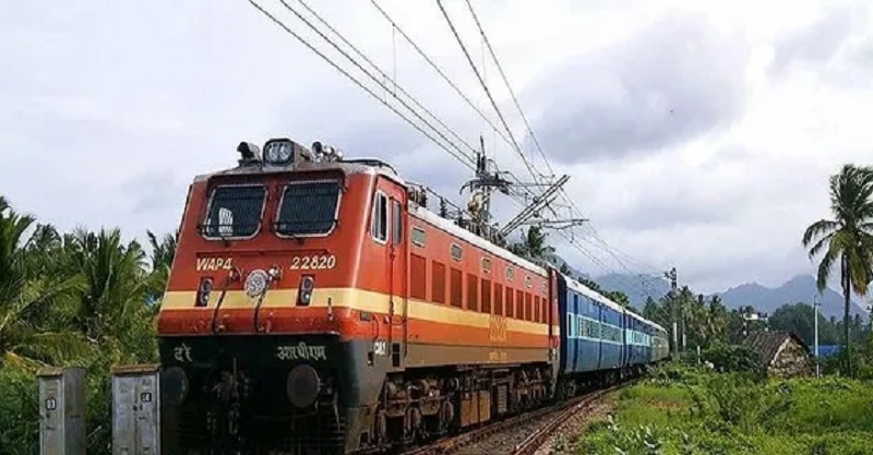 मद्याच्या धुंदीत रेल्वेच्या टपावर चढला, शॉक लागून जीव गमावला