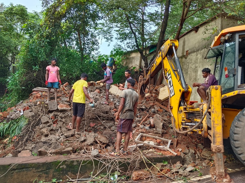 म्हापशात अज्ञातांकडून पालिकेचे ४० वर्षांपूर्वीचे  सार्वजनिक शौचालय जमीनदोस्त