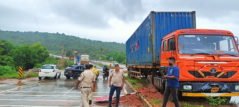 पोरस्कडे - न्हयबाग जंक्शनवर कंटेनरला कारची धडक