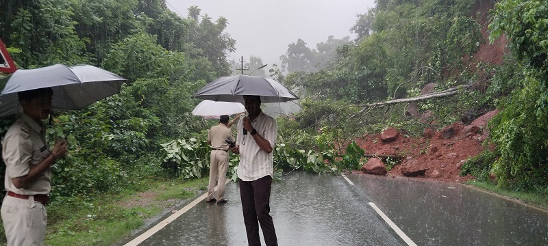 कोने - प्रियोळ येथे दरड कोसळून वाहतूक ठप्प