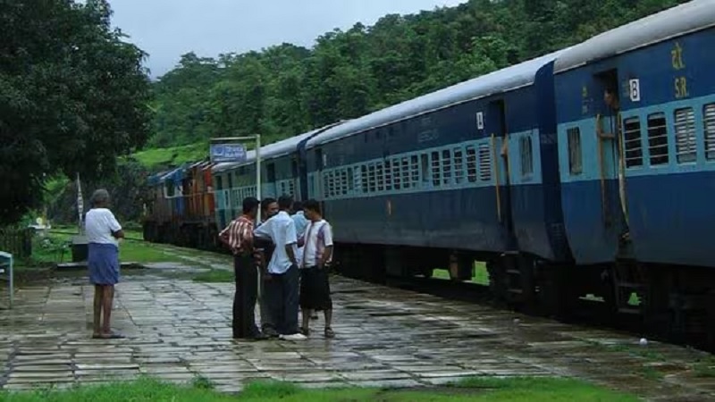 कोकण रेल्वे मार्गावरील गाड्या पूर्ववत सुरू