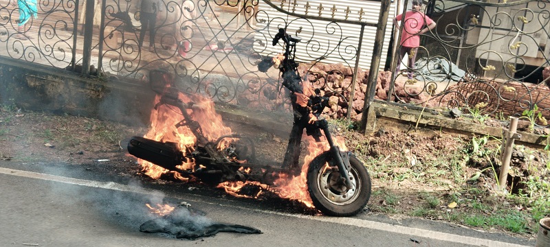 बांदोडा येथे चालत्या स्कुटरला आग