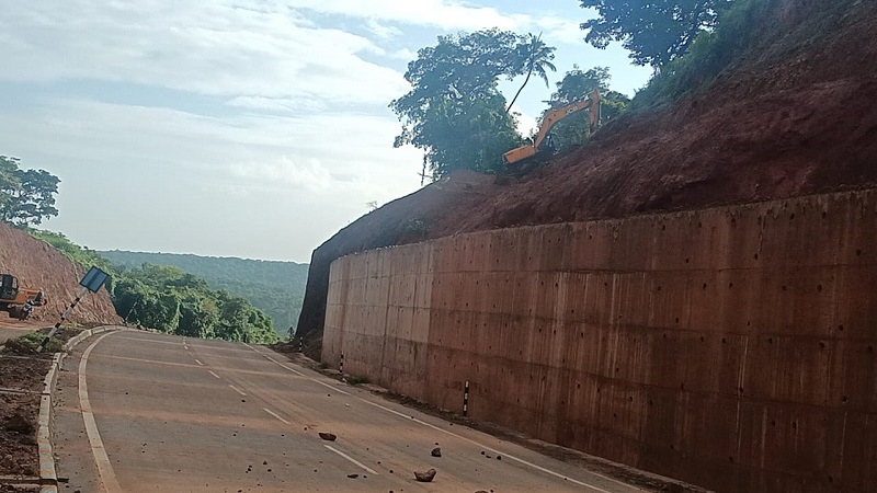 मालपे राष्ट्रीय महामार्गवरील कोसळलेली दरड हटवण्याचे काम सुरू