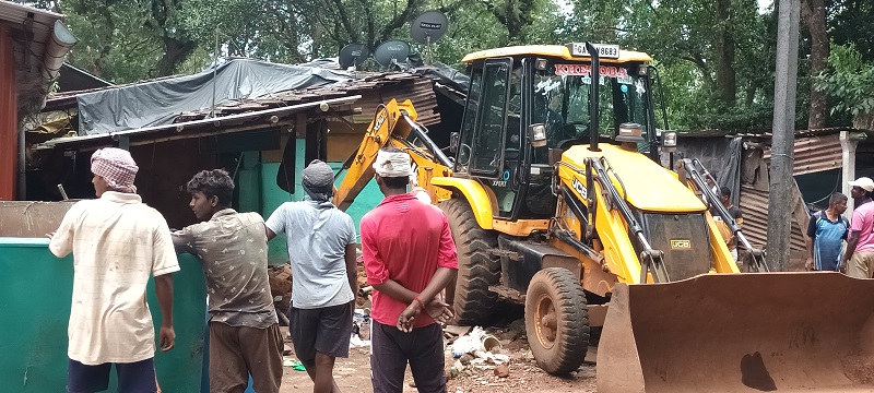 पिराची कोंड-डिचोली येथे ८ अवैध झोपड्यांवर ‘बुलडोझर’