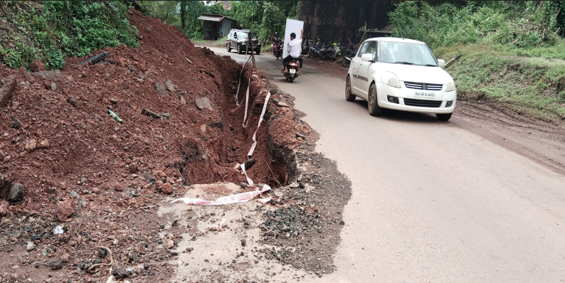 फोंडा : बोरी पूलाखाली रस्त्यानजीक असलेला 'तो' खड्डा ठरतोय वाहतुकीस धोकादायक