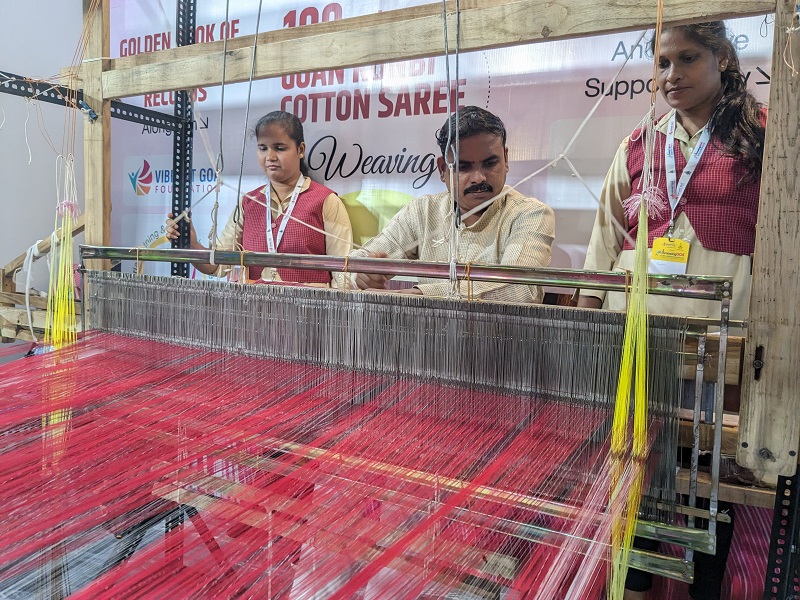 गोवा : हातमागावर विणली जातेय १०० मीटर लांबीची सर्वांत मोठी कुणबी साडी