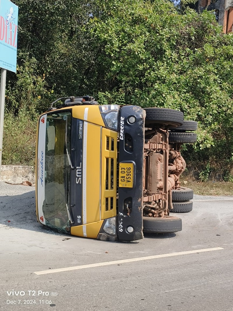 प्रवासी बसला ओव्हरटेक करताना ट्रक कलंडला