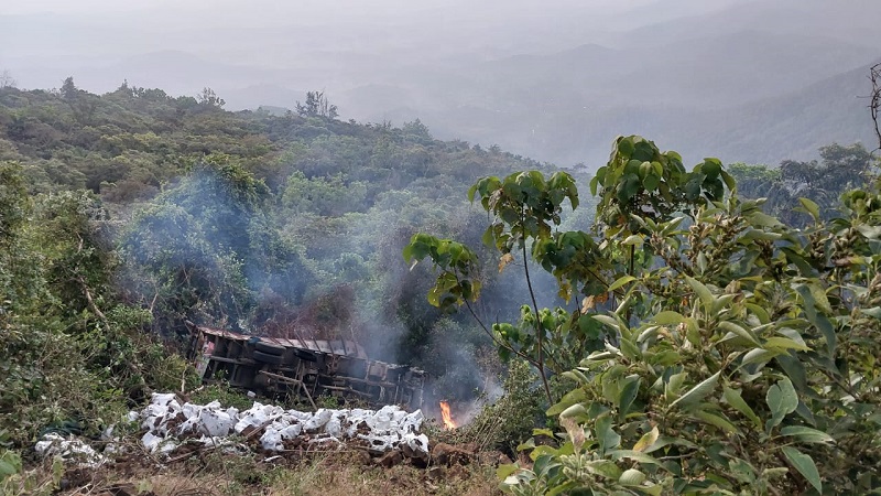 चोर्ला घाटात कोसळला माल वाहतूक करणारा ट्रक