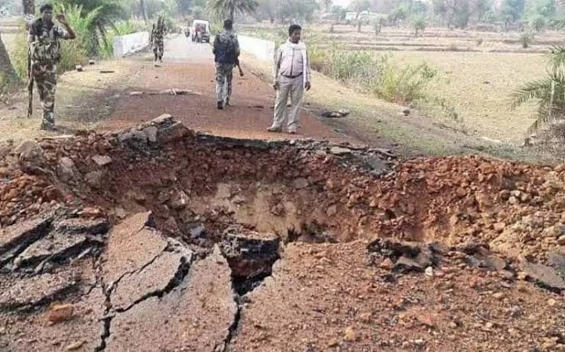 नक्षलवाद्यांच्या भ्याड हल्ल्यात १० जवान हुतात्मा