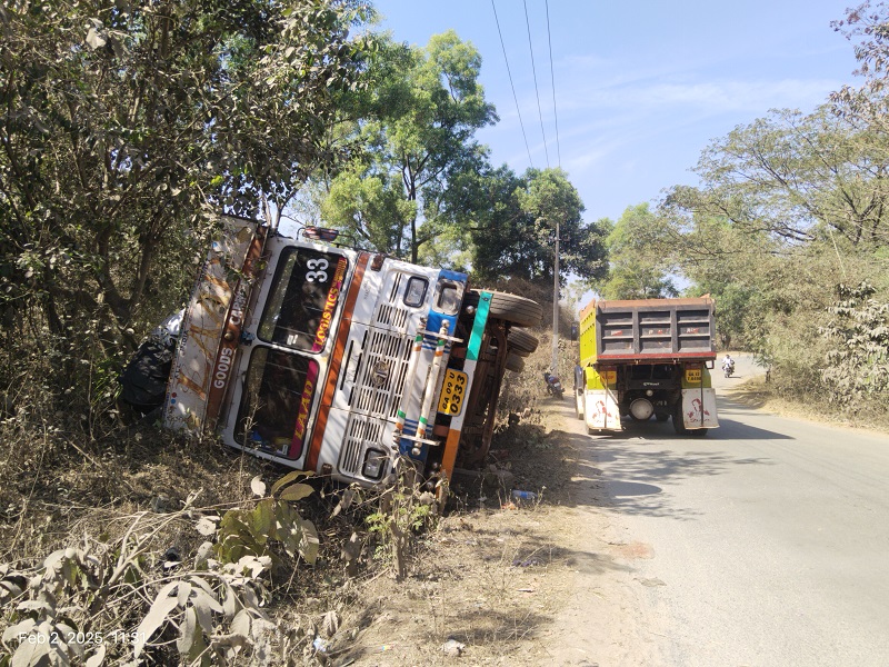 वास्को येथून चिप्स नेणाऱ्या ट्रकचा रामनगर येथे अपघात