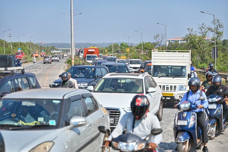 कालापूर महामार्गाच्या कामामुळे वाहतूक कोंडी