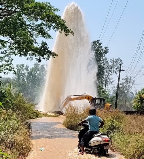 साळावलीची मुख्य जलवाहिनी फुटून पारोडा येथे लाखो लिटर पाणी वाया