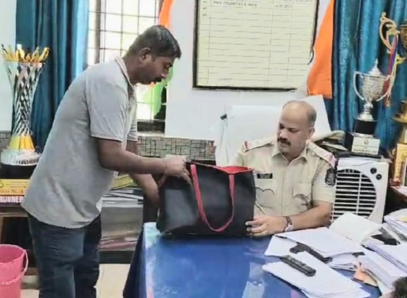 नाव ‘सोनू’... सोन्यासारखं काम; ५ लाखांचे दागिने केले परत..!