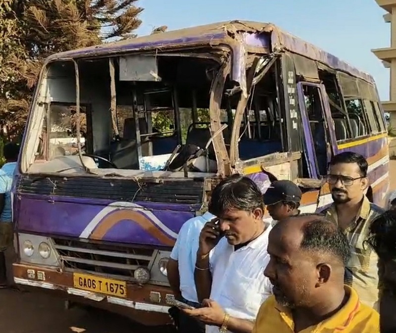 क्विनीनगर-सांकवाळ येथे बस उलटून कंडक्टर ठार