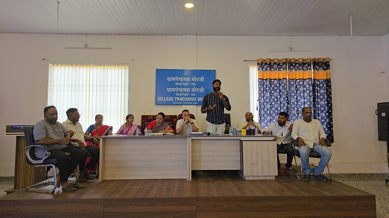 रशियन फलक, रस्त्यांचे रुंदीकरण, पार्किंगवरून मोरजी ग्रामसभा गाजली
