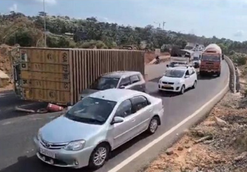चिंबल जंक्शनजवळ कंटेनर उलटून चालक जखमी