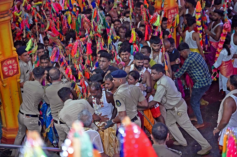 शिरगाव चेंगराचेंगरी : आठ अधिकाऱ्यांना ‘कारणे दाखवा’