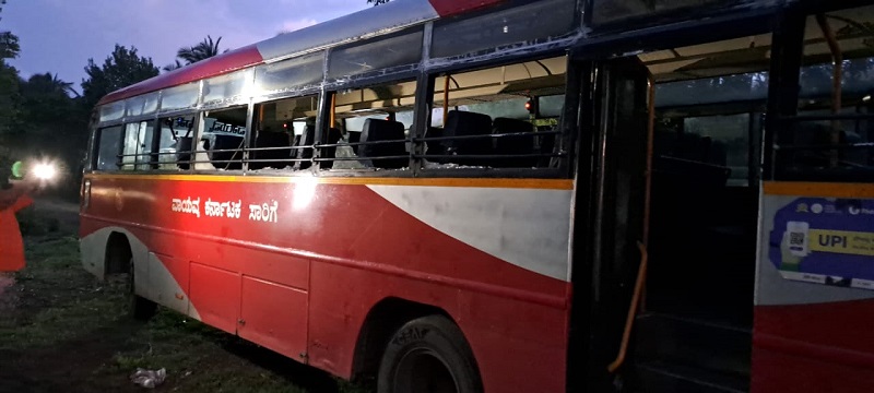 गुळे येथे बसची दिशादर्शक फलकाला धडक