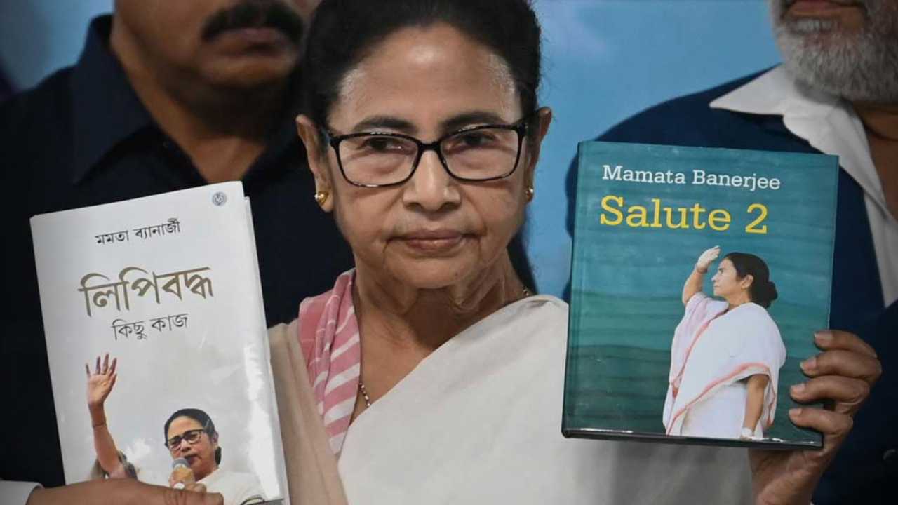 शालेय ग्रंथालयात ममता बॅनर्जींच्या पुस्तकांमुळे वाद