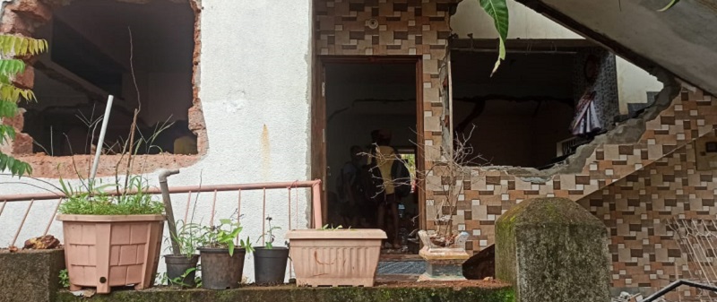सुकूर येथील गजानन च्यारींचे घर मुदतीत पाडण्यात प्रशासनाला अपयश