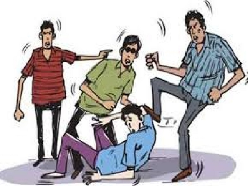 मासे पकडणाऱ्या युवकांवर पर्यटक गटाचा हल्ला