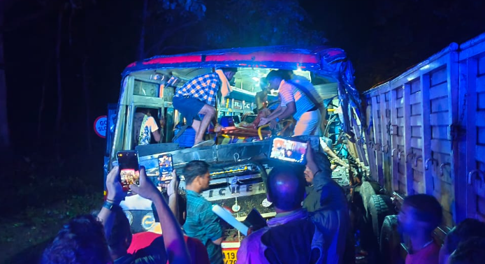 कर्नाटक : यल्लापूरजवळ भीषण बस अपघात; तिघांचा जागीच मृत्यू, सात जण गंभीर