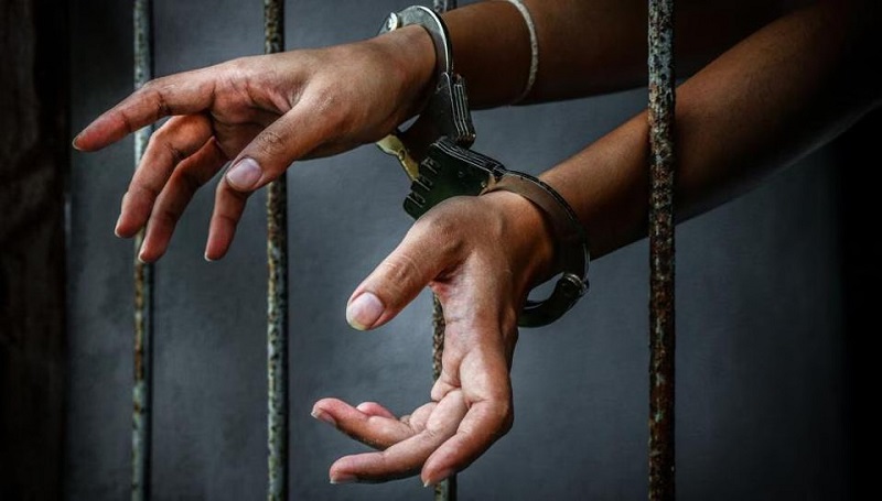 विजेच्या झटक्याने भावांचा मृत्यू प्रकरणी एका महिलेला अटक