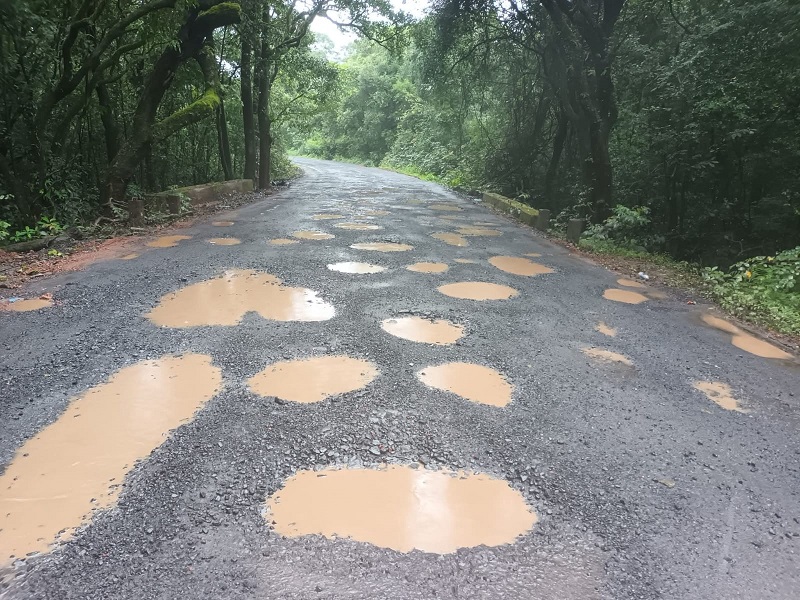 दोन महिन्यांतच चोर्ला मार्गावर खड्ड्यांचे साम्राज्य; प्रवाशांत संताप