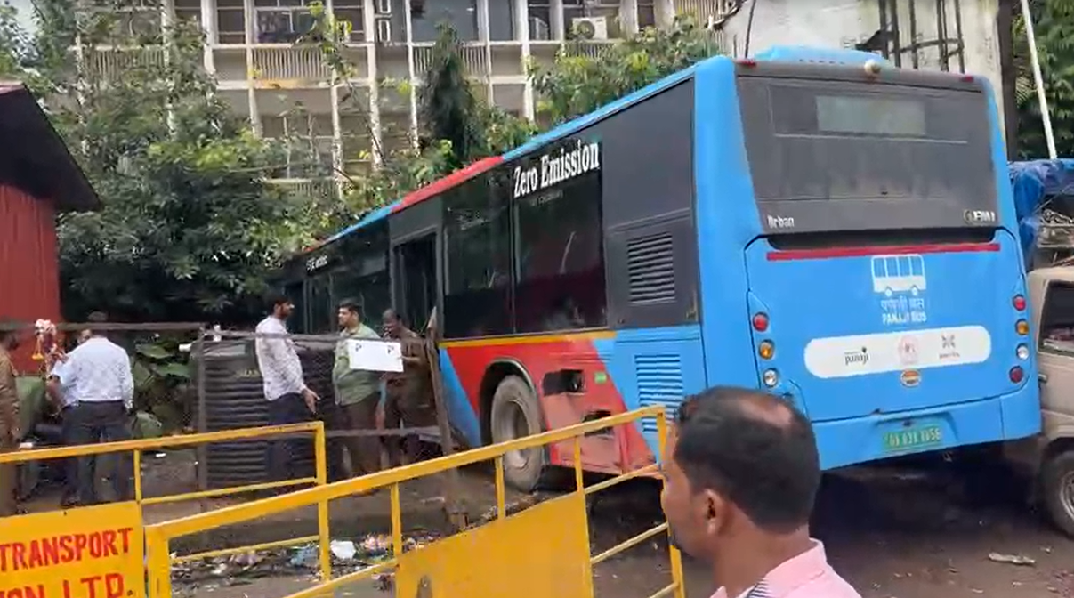 चालकाचा ताबा सुटल्याने कदंबच्या इलेक्ट्रिक बसची पार्क केलेल्या इतर गाड्यांना धडक