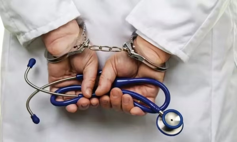 विदेशी महिला रुग्णावर लैंगिक अत्याचार; हेल्थ-वेच्या प्रशिक्षणार्थी डॉक्टराला अटक