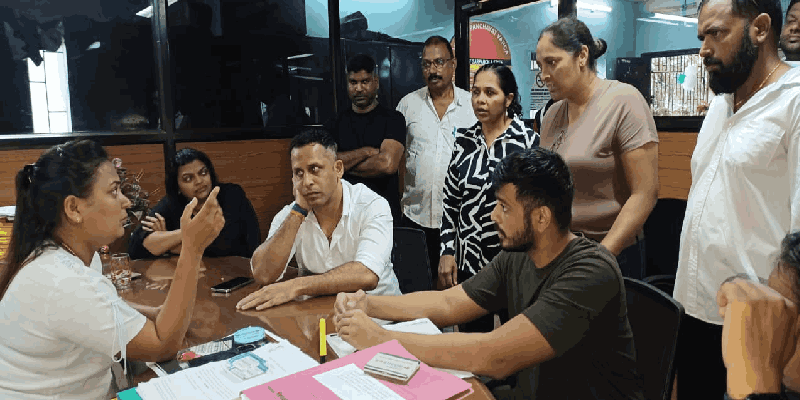 मडगाव : वार्का येथील बेकायदेशीर बांधकाम ग्रामस्थांनी पाडले बंद