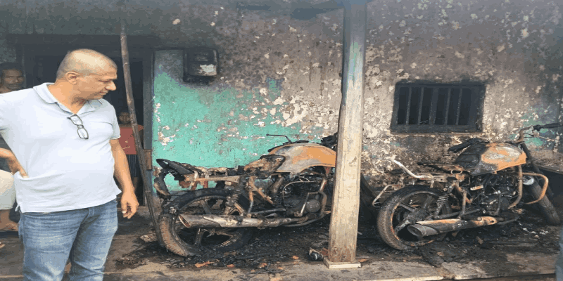 खानापूरमध्ये दोन दुचाकी जाळल्या