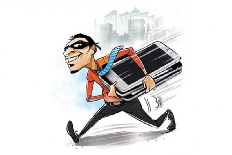 रेस्टॉरन्टचा वेटर ठरला मोबाईल चोर