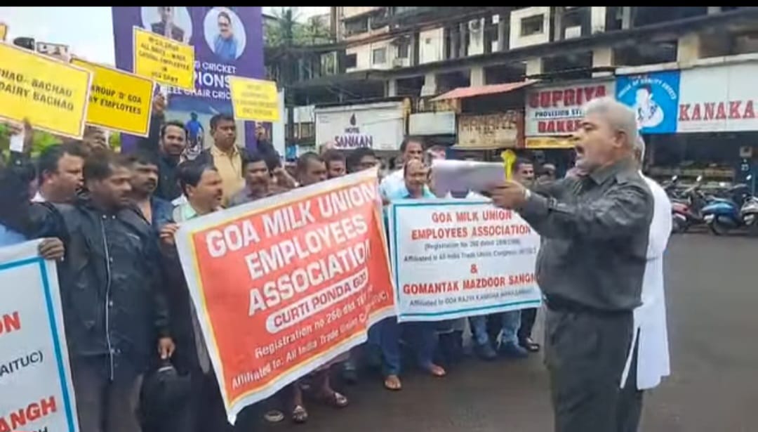 गोवा डेअरीच्या कामगारांकडून मागण्यांसाठी धरणे आंदोलन