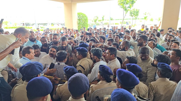 टॅक्सी पार्किंग शुल्कावरून मोपात टॅक्सी व्यावसायिक आक्रमक