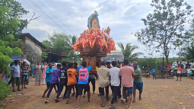 गोवा : धे धेणलो, धेणल्या पावस शेणलो...