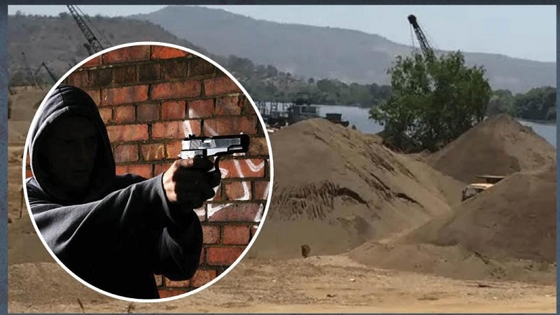 वाळूची चोरी आणि गोळीबार