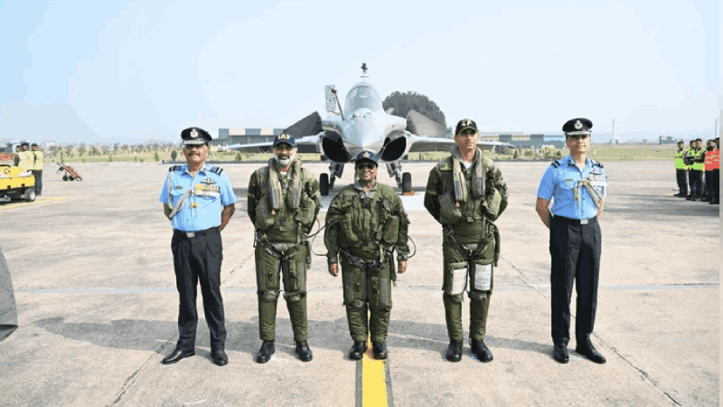 राष्ट्रपती द्रौपदी मुर्मू यांनी केले राफेल लढाऊ विमानातून उड्डाण