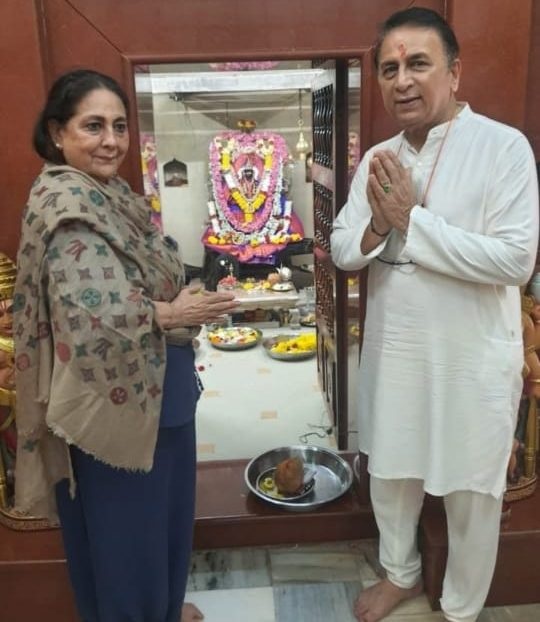 महान क्रिकेटपटू सुनील गावस्कर रेडी-कनयाळ येथील श्री नवदुर्गा मातेच्या चरणी