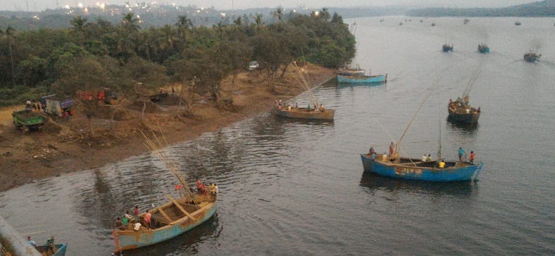 दोन रेती व्यावसायिकांसह पाच कामगारांना अटक