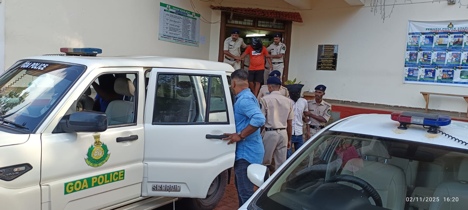 दोघा पोलिसांसह ५ जणांना अटक