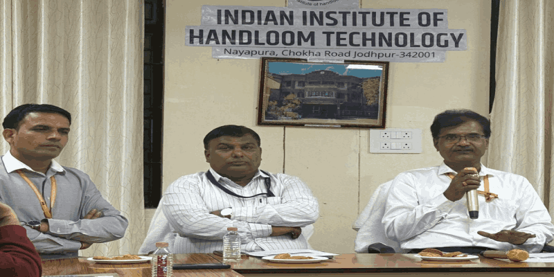 वेगाने वाढणाऱ्या फॅशन इंडस्ट्रीचे आव्हान स्वीकारण्यास तरुण विणकरांची नवी पिढी सज्ज