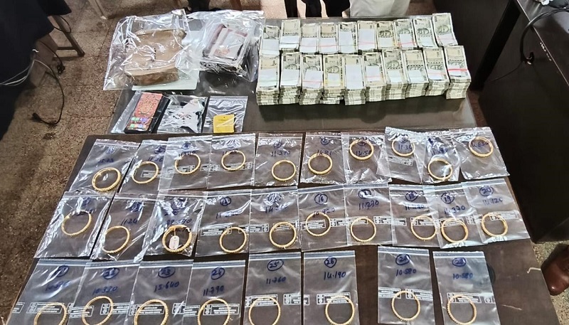 खासगी बसमधून ५० लाखांची रोकड, ३२ सोन्याच्या बांगड्या हस्तगत