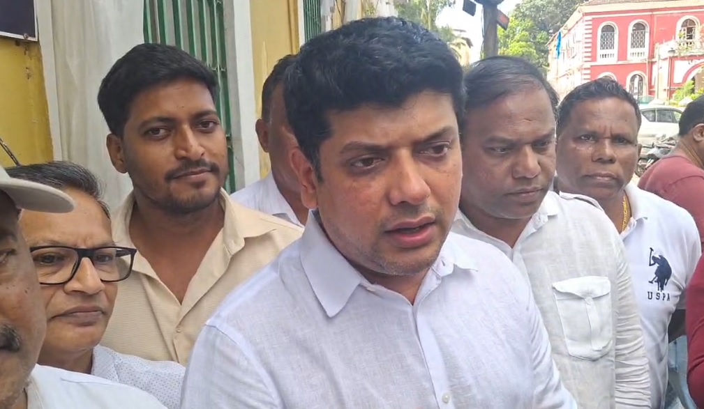 वीज अभियंत्याला ताब्यात घेतल्याने काँग्रेसचे आंदोलन