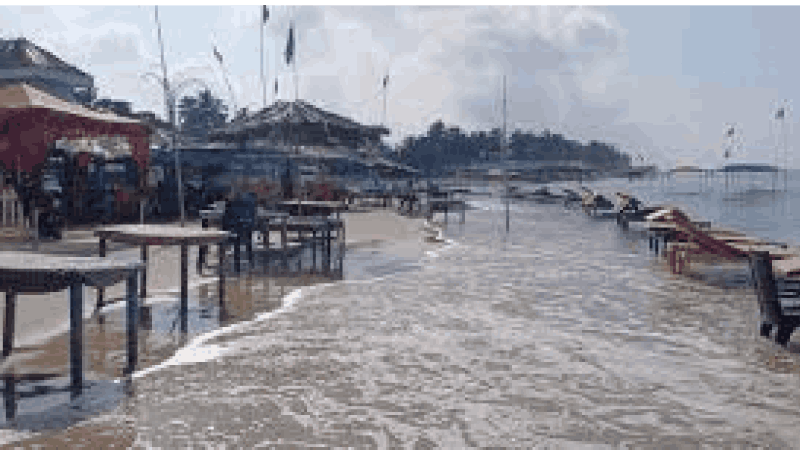 माजोर्डात यावर्षीही समुद्र रुसला : पाणी शिरले शॅकमध्ये