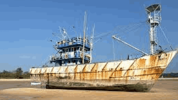 मासेमारी बोट अडकली : साळ नदीतील वाळूच्या पट्ट्यांची समस्या कायम