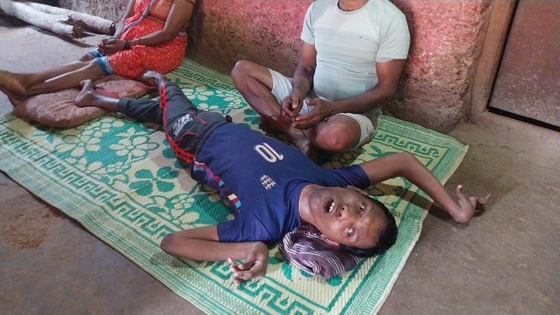 आधारकार्ड नसल्याने विकलांग युवक सरकारी योजनांपासून वंचित