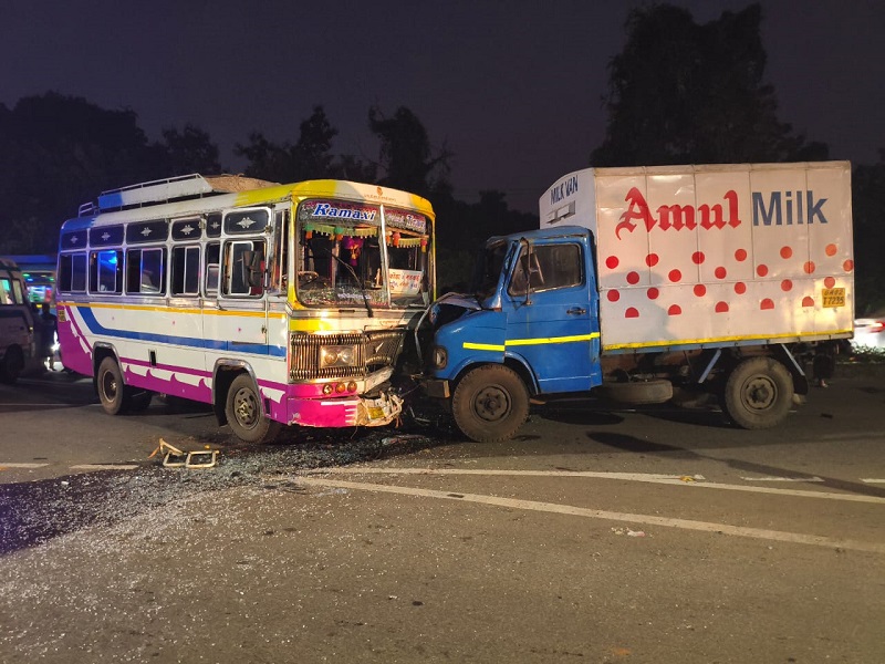 बस- टेम्पोत झालेल्या अपघातात मंगेशीत दहा जण जखमी