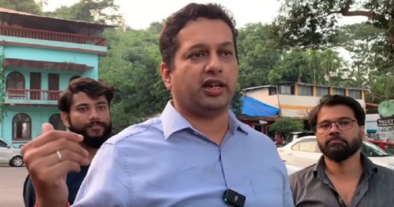 पणजी : स्वत:च्या घरासमोरचा रस्ता दुरुस्त न करणारे आमदार लोकांना चांगले रस्ते काय देणार?